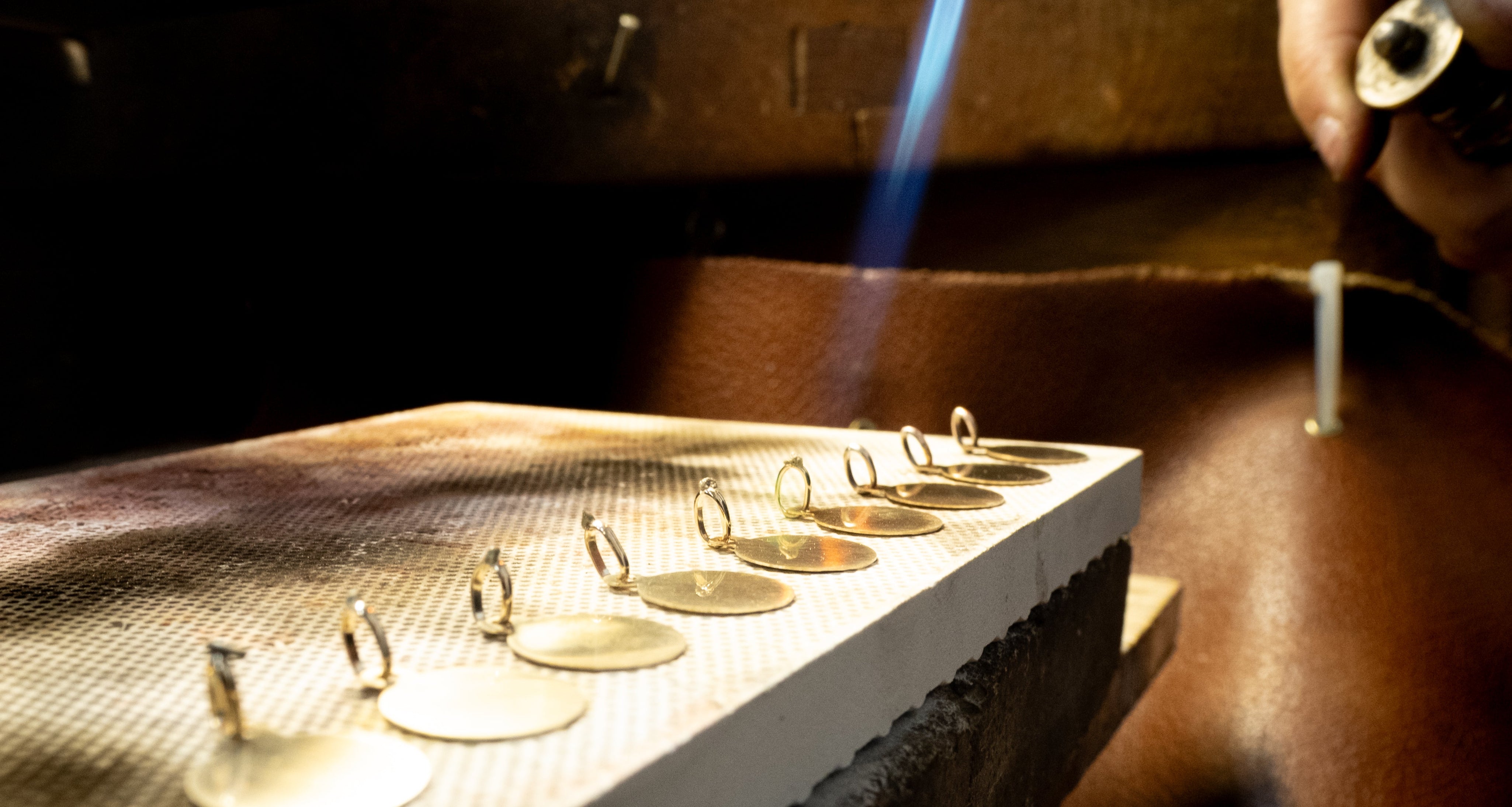 Quelles sont les étapes de fabrication d'une médaille religieuse ?