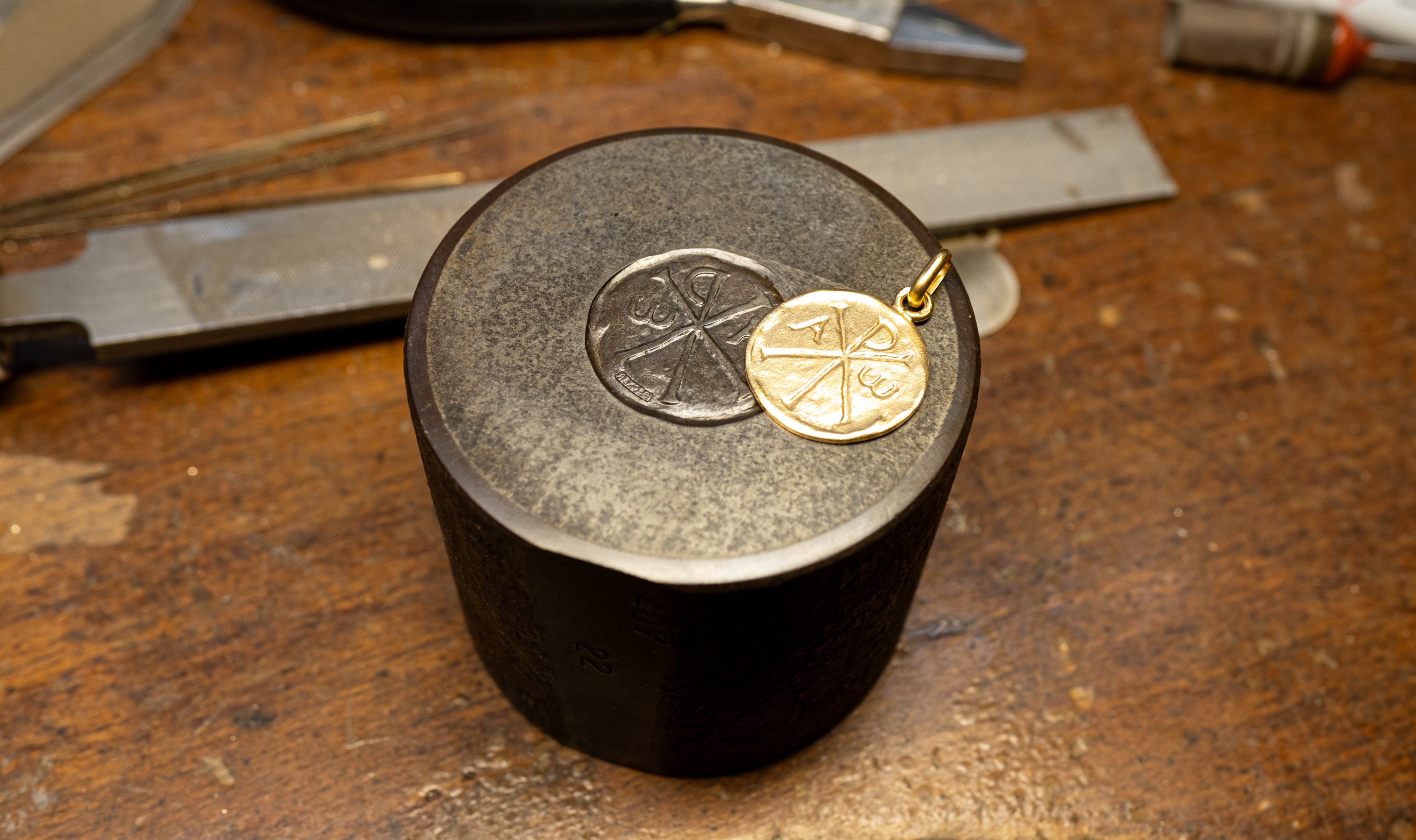 Quelle est la signification et l'origine de la médaille Chrisme ?