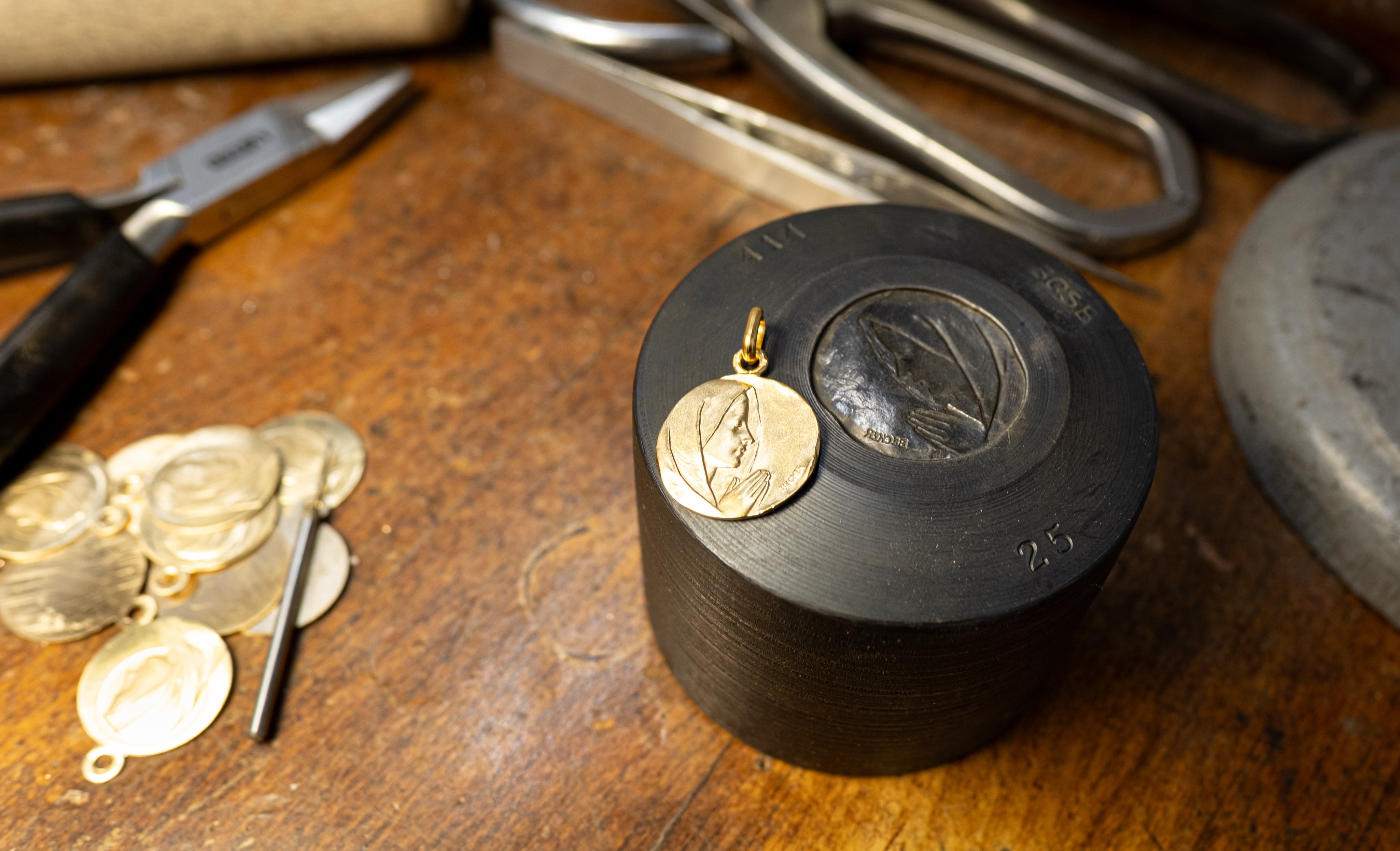 Quelle médaille de baptême choisir pour un petit garçon ?