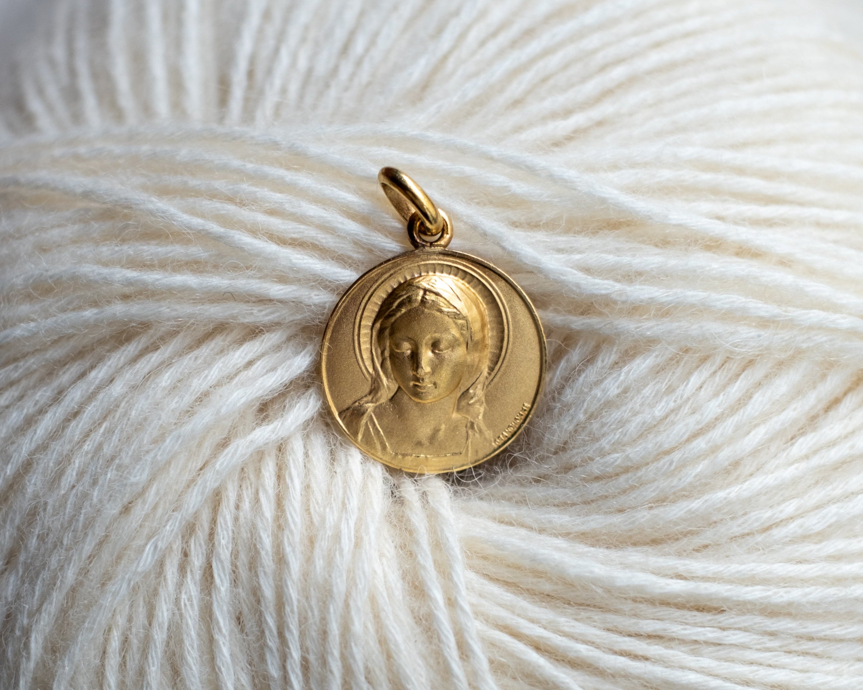 Quelle médaille de baptême choisir pour une petite fille ?