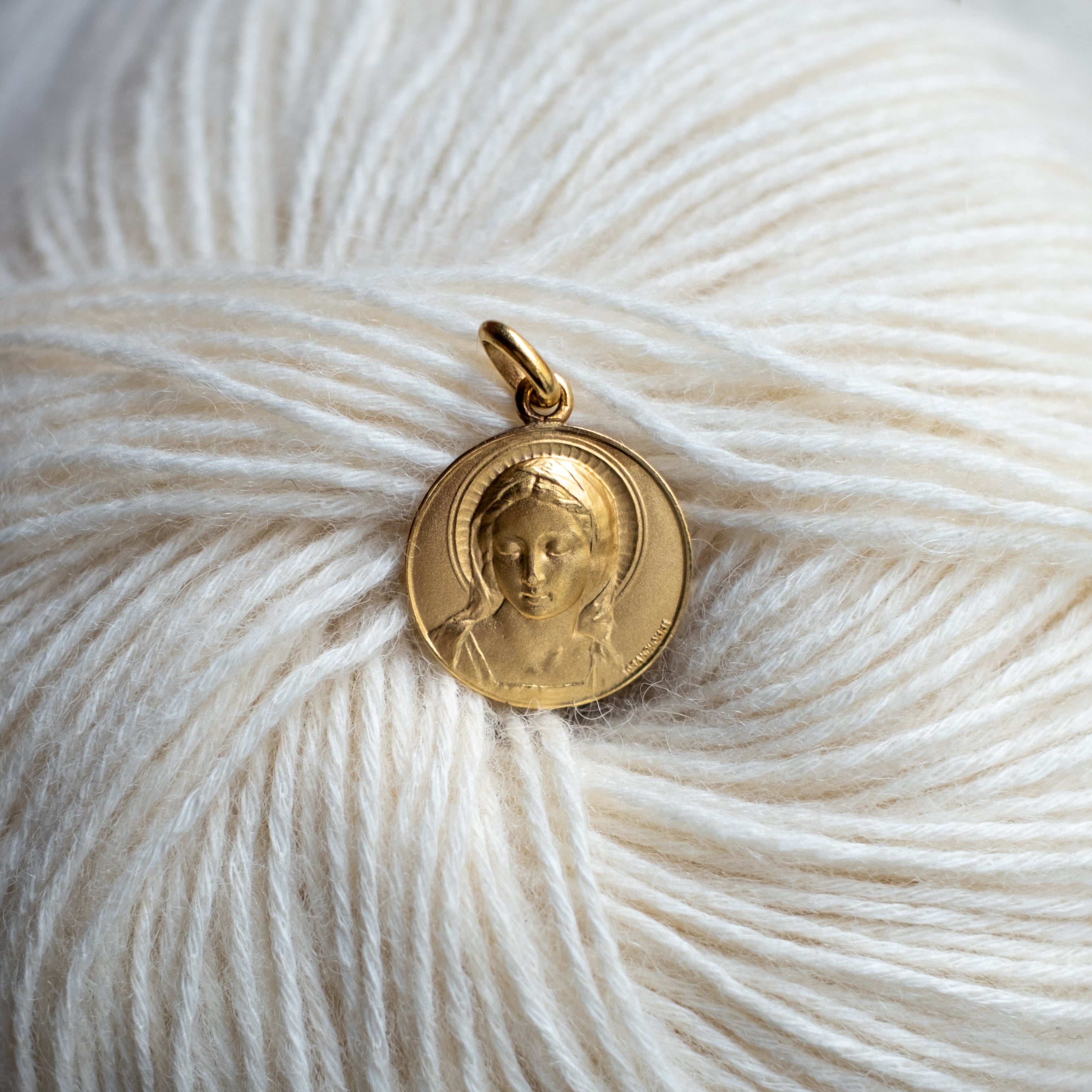 Quelle médaille de baptême choisir pour une petite fille ?