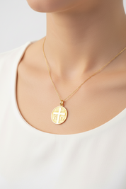 Medalla con símbolo de cruz