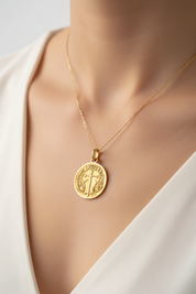 Medalla de pez con símbolo cristiano