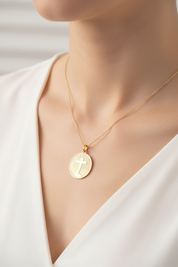 Medalla con cruz esbelta y calada de rayas